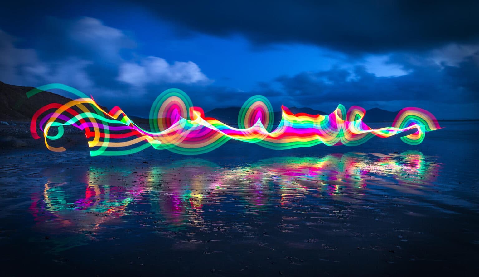 Dessiner avec la lumière : ce que c’est et comment faire du light painting Dessiner avec la lumière : ce que c'est et comment faire du light painting