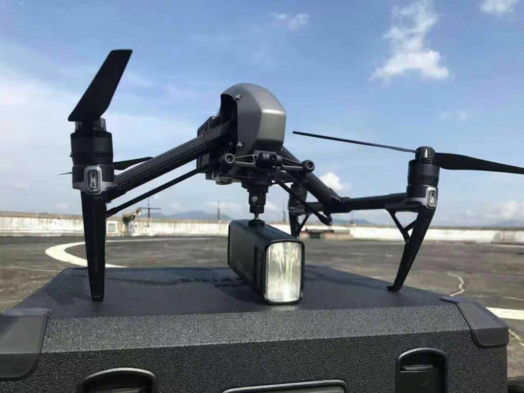 Flash au-dessus du drone pour la séance photo de Fuyan Liu