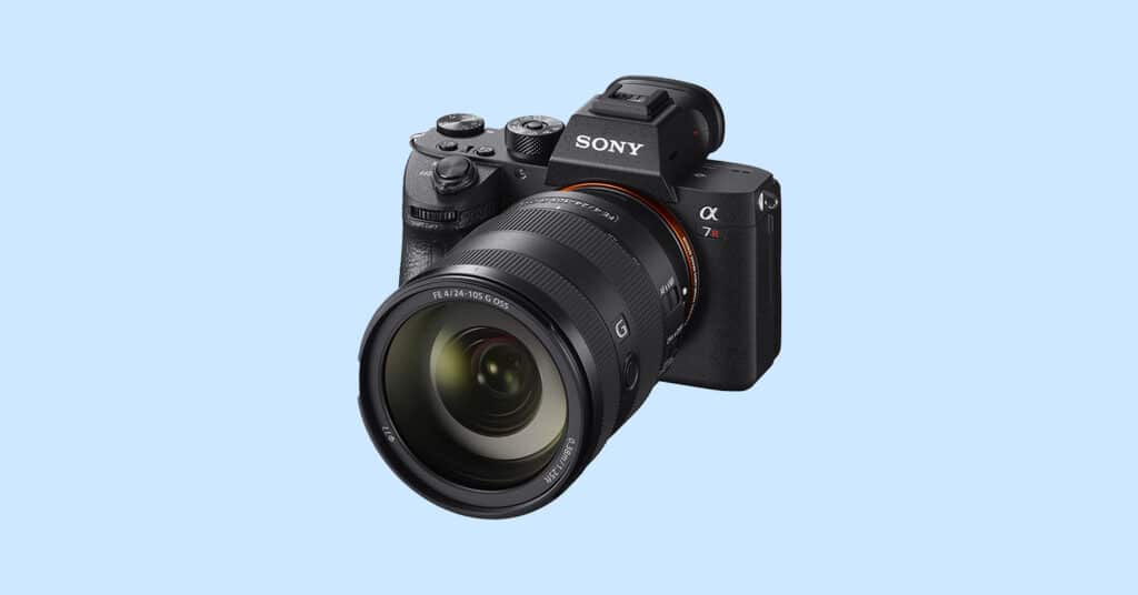 Le Sony FE 24-105mm G OSS est un objectif vraiment incroyable. Très net, contrasté et rapide dans la mise au point mais malheureusement il a un gros défaut, le prix très élevé. Mais je vous en dis plus sur ses caractéristiques dans cet article ! EN OFFREASony SEL-24105G Objectif zoom 24-105mm F4, Série G, Stabilisateur optique, Plein cadre sans miroir, Monture E, SEL24105G Objectif Sony SEL-24105G avec zoom 24-105mm F4, série G, stabilisateur optique, sans miroir plein cadre, monture E, SEL24105G Objectif zoom 24-105mm F4, série G Avec une ouverture F4 de 24-105 mm, le SEL24105G de Sony fournit des images de bord à bord à n'importe quelle distance focale. Léger et portable Le traitement au fluor de l'élément extérieur empêche la pénétration d'impuretés dans la lentille. 1.350,00 EUR -25% 1.009,06 EUR VOIR SUR AMAZON Contenu que vous trouverez dans l'article Sony FE 24-105mm G f/4 OSS Spécifications techniques Construction et matériaux Qualité de l'image Rapport qualité-prix Conclusion Sony FE 24-105mm G f/4 OSS caractéristiques techniques Longueur focale : 24-105mm Ouverture maximale : f/4 Ouverture minimale : f/22 Monture d'objectif : Sony E Compatibilité avec les formats : full frame Angle de vue : 84° à 23 Grossissement maximal : 0,31x Distance minimale de mise au point : 1,25′/38 cm Design optique : 17 éléments en 14 groupes Lames d'ouverture : 9, arrondies Type de mise au point : Autofocus Stabilisation de l'image : Oui Taille du filtre : 77 mm (avant) Poids : 663 g Fabrication et matériaux Le Sony FE 24-105mm f/4 G est livré avec les éléments habituels que l'on trouve dans tous les appareils photo. Boîtier (uniquement avec les objectifs Zeiss et G de Sony, plus chers) Objectif Capuchon Capuchons avant et arrière Manuels et documents de garantie Alors que certains objectifs de cette catégorie ressemblent à du plastique bon marché, le 24-105 mm f/4 de Sony est définitivement un objectif professionnel et cela se voit tout de suite. Il a mérité le surnom de " G " et n'est pas un " objectif kit ". Lorsqu'on le compare à l'objectif Sony 24mm f/1.4 G Master, il est difficile de trouver quoi que ce soit sur cet objectif qui indique une qualité inférieure. Le poids et la taille sont raisonnables pour un tel objectif. Il représente environ 80 % du poids du Canon 24-105 mm f/4, qui est l'alternative la plus proche en termes de qualité d'image et de prix. Sur l'objectif lui-même, vous trouverez un commutateur AF/MF, un commutateur OSS, un bouton de verrouillage AF, une bague de zoom et une bague de mise au point manuelle. La bague de zoom et la bague de mise au point manuelle ont un excellent toucher : solide mais pas rigide. Le verrouillage de l'AF est utile, bien que le fait d'avoir une variété de fabricants d'objectifs différents signifie que je ne peux pas compter sur lui pour tous mes objectifs. Cela peut sembler anodin, mais la plupart des photographes se fient à la mémoire musculaire. Le Sony FE 24-105mm f/4 G OSS présente d'excellentes performances en matière d'autofocus. Il n'égalera pas un objectif de sport comme le 70-200 mm, mais les différences ne sont pas évidentes. Il faut pousser cet objectif à la limite pour remarquer la différence. Qualité de l'image Le Sony FE 24-105mm f/4 G est très net de 24 mm à 105 mm. Il s'adoucit un peu autour de 90-105 mm, mais reste excellent compte tenu de la plage de zoom. Les angles sont plus mous, mais jamais au point de vous inquiéter particulièrement. Une fois fermé à f/8, la netteté est impressionnante. L'aberration chromatique est bien contrôlée, de sorte qu'elle est facilement résolue en post-traitement lorsqu'elle se produit. Comme la plupart des zooms, il y a de la distorsion, en particulier à l'extrémité large. La distorsion est susceptible d'être corrigée automatiquement dans l'outil de traitement RAW si des profils d'objectifs sont utilisés. Cependant, grâce à la stabilisation d'image intégrée de cet objectif, combinée à l'incroyable performance ISO élevée de la plupart des appareils photo sans miroir modernes de Sony, l'utilisation de cet objectif f/4 " plus lent " n'est pas un gros problème. Rapport qualité-prix Bien que le prix soit élevé et qu'il n'y ait pas beaucoup de commentaires à faire, il faut dire qu'en ce qui concerne les objectifs 24-105 mm, il n'y a rien de mieux, également parce que la concurrence la plus importante est Tamron et principalement en raison de l'ouverture f/2,8. Le Tamron 28-75mm f/2.8 est certainement moins cher, mais certainement pas comparable. Outre le fait que vous perdez également 24 contre 28 mm à l'extrémité large, ce qui peut être crucial pour certains photographes. De nombreux acheteurs recherchent un 24 mm pour les paysages. Pour le prix du Sony et quelques centaines d'euros de plus, vous pourriez obtenir un 17-28 mm et un 28-75 mm, mais vous seriez alors coincé avec deux objectifs, ce qui va à l'encontre de la raison pour laquelle de nombreuses personnes veulent un 24-105 mm, à savoir qu'il regroupe un grand nombre de distances focales utiles en un seul objectif. EN OFFRE Sony SEL-24105G Objectif zoom 24-105mm F4, série G, stabilisateur optique, sans miroir plein cadre, monture E, SEL24105G Sony SEL-24105G Objectif zoom 24-105mm F4, série G, stabilisateur optique, sans miroir plein cadre, monture E, SEL24105G Objectif zoom 24-105mm F4, série G ; léger et portable 1.350,00 EUR -25% 1.009,06 EUR Conclusion Le Sony FE 24-105mm f/4 G OSS a suscité de nombreux commentaires positifs depuis sa sortie, il y a de nombreuses raisons d'acheter cet objectif, il est tout simplement exceptionnel, mais je me rends compte que le prix est vraiment très élevé et c'est la seule vraie raison de trouver un inconvénient à cet objectif. Le choix se résume donc à : si vous pouvez vous permettre cette somme, c'est un excellent achat et vous allez l'adorer, sinon vous pouvez chercher autre chose à un prix beaucoup plus abordable. Plus d'articles : Sony FE 24mm f/1.4 GM : Une licorne parmi les objectifs ! Sony 85mm F/1.8 : L'objectif idéal pour les portraits ! Sony 50mm F1.8 : L'un des meilleurs 50mm disponibles sur le marché Sony 28mm F/2 : L'équilibre parfait pour un objectif sans miroir